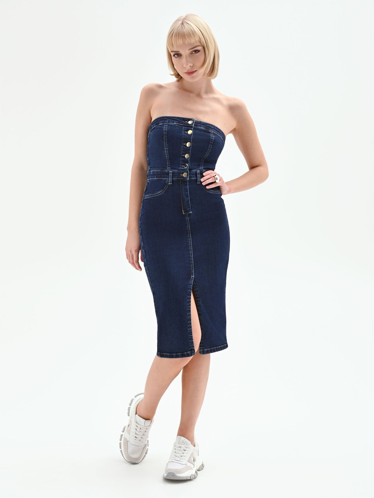 Abito a tubino in denim blu navy con bottoni dorati