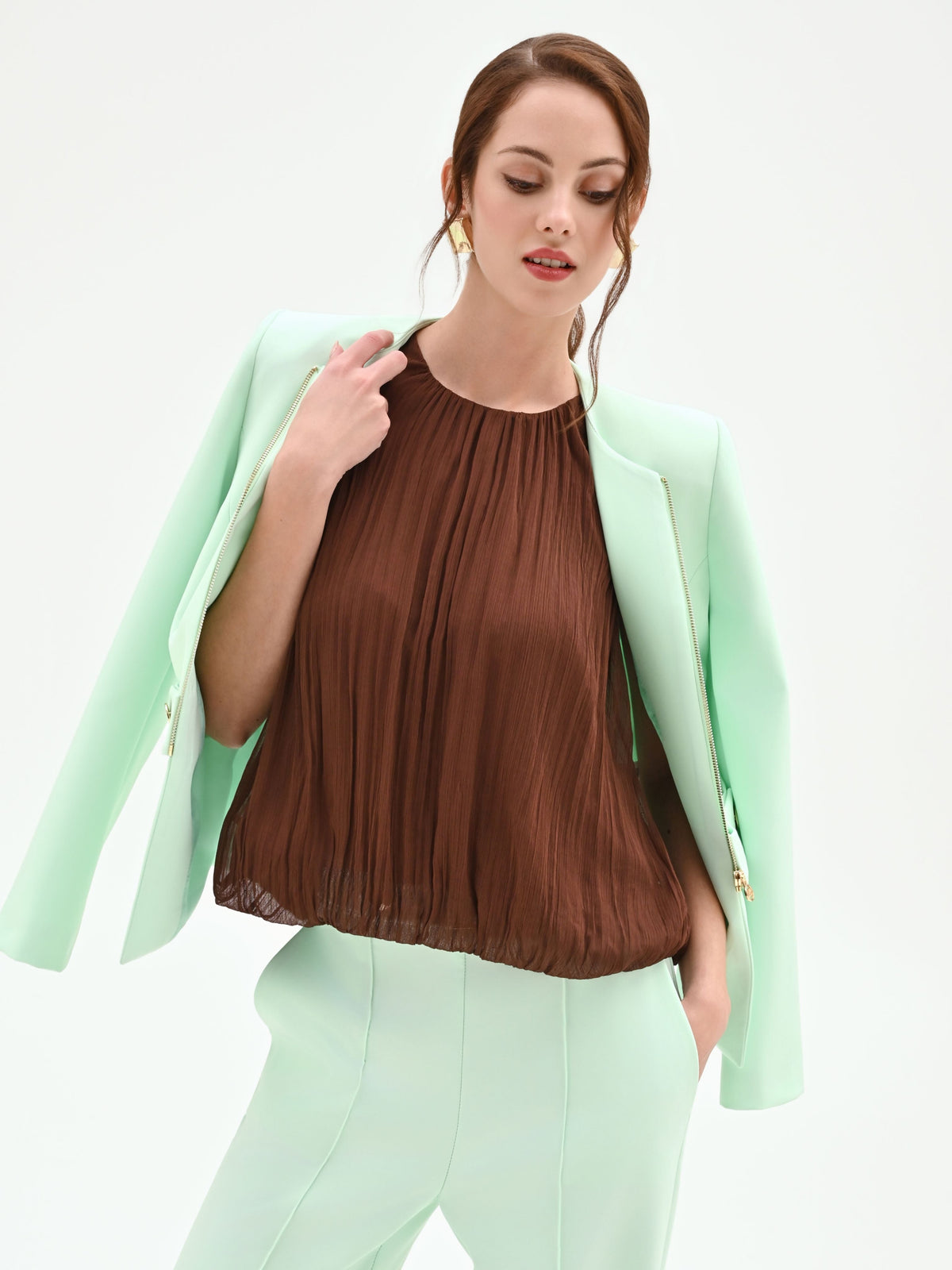 Blusa cioccolato con lavorazione plissé