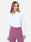Camicia bianca con bottone gioiello
