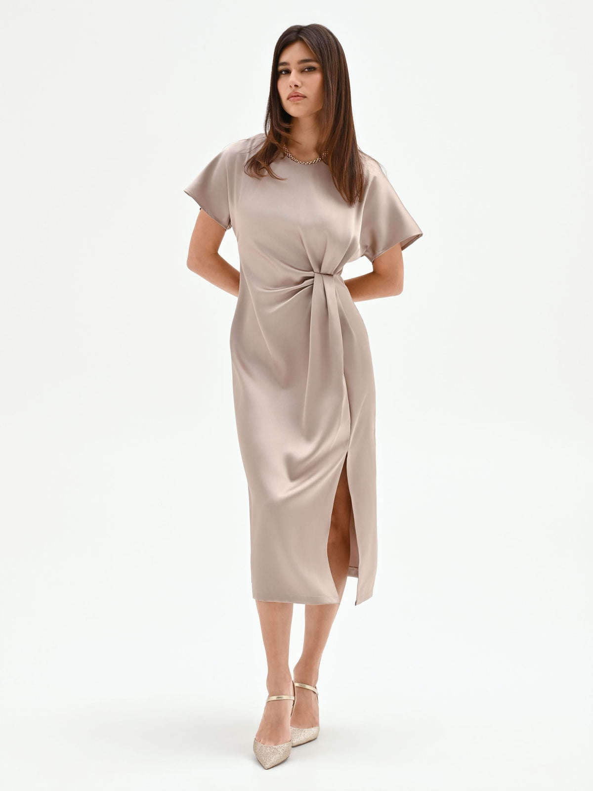 Abito in raso tortora beige con nodo laterale