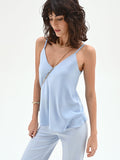 Top in raso cielo azzurro con scollo a V