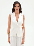 Gilet bianco con cintura e fibbia laterale