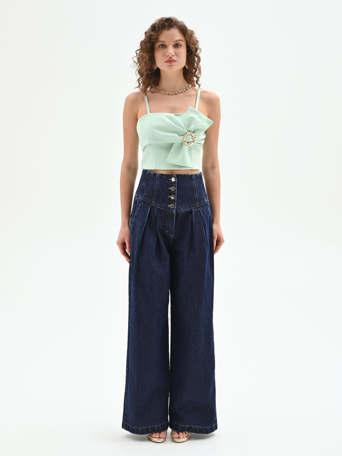 Top crop verde menta con fibbia decorativa