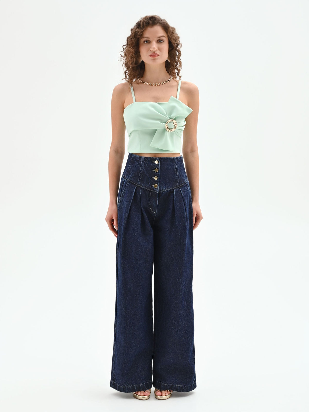 Top crop verde menta con fibbia decorativa