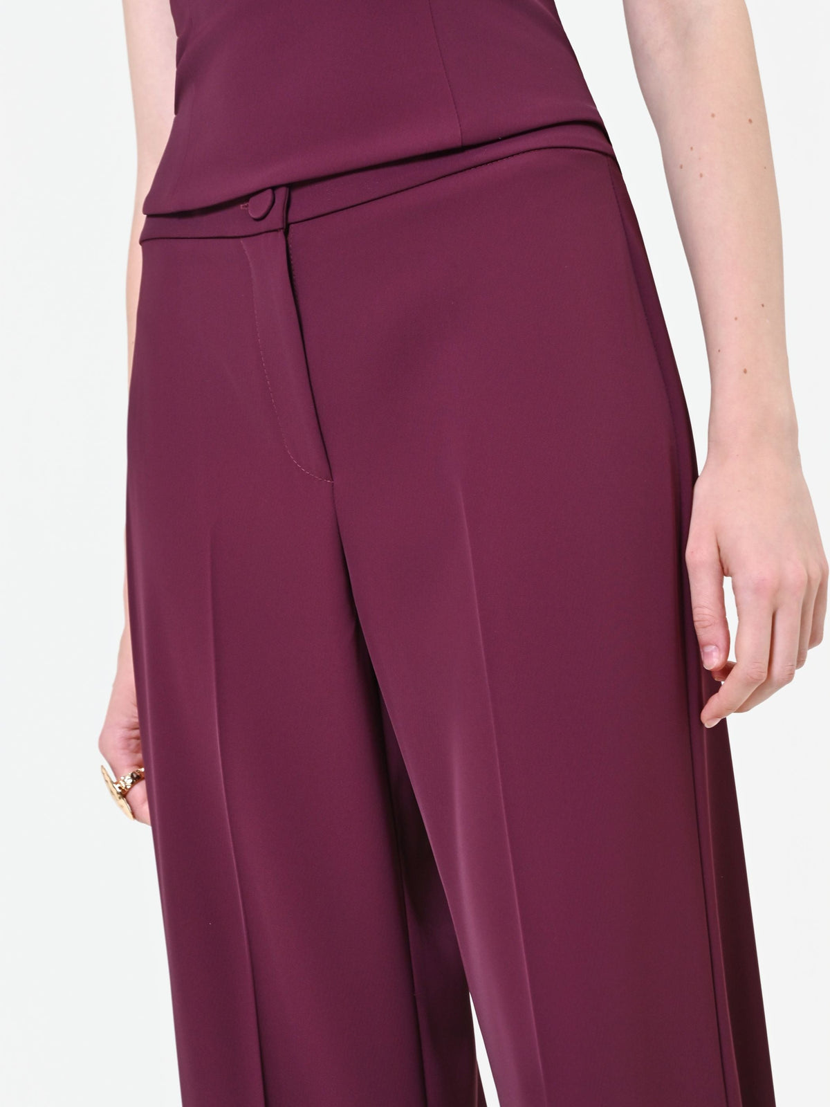 Pantalone a palazzo bordeaux dalla linea fluida