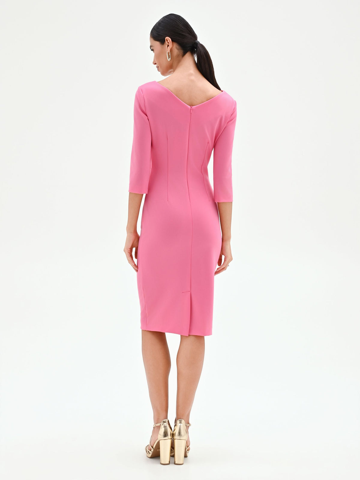 Abito tubino rosa con drappeggio asimmetrico