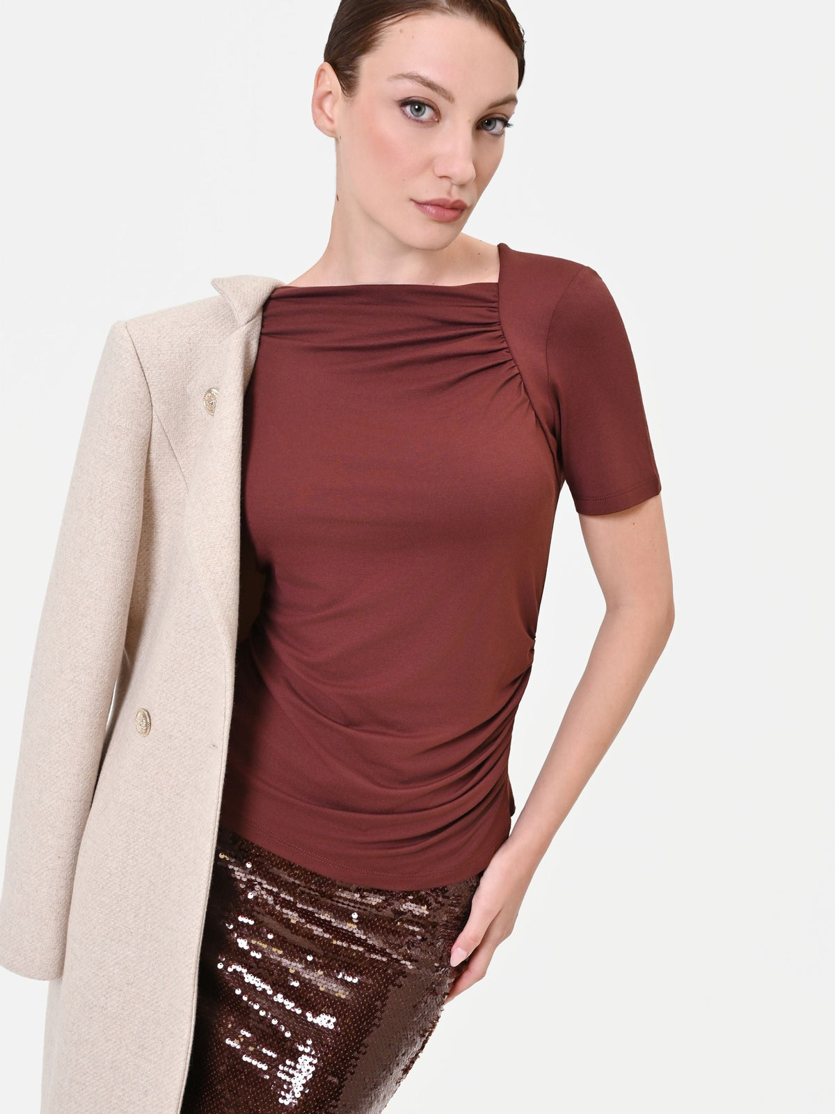 T-shirt asimmetrica moro con drappeggio