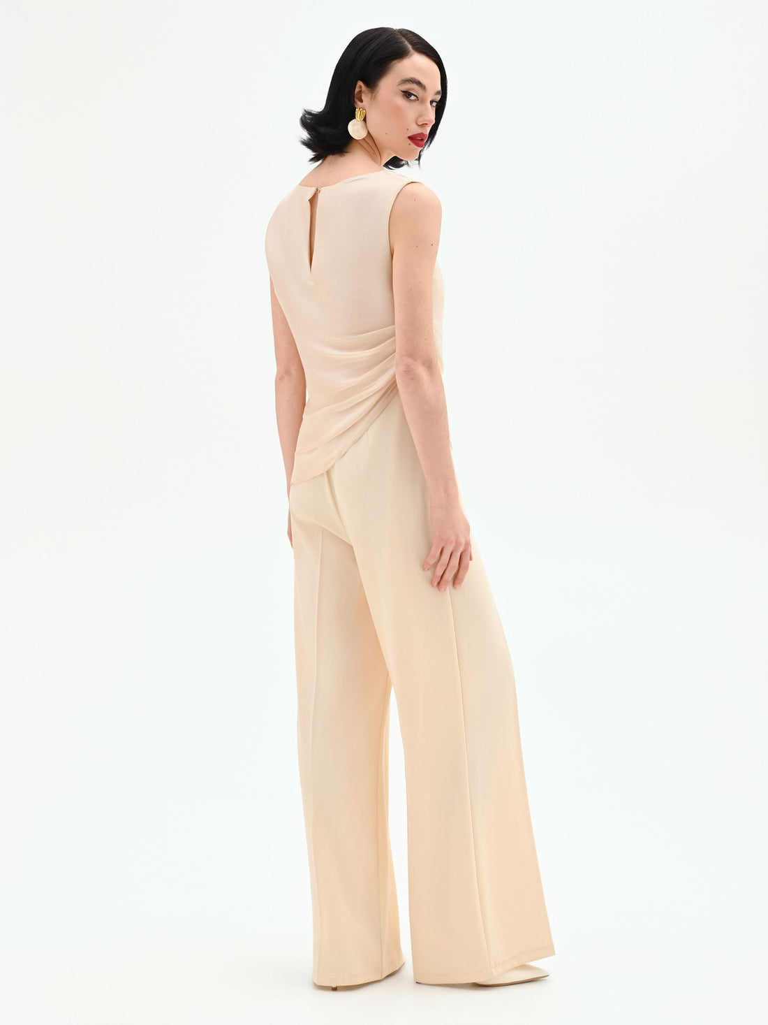 Tuta elegante beige chiaro con corpetto drappeggiato