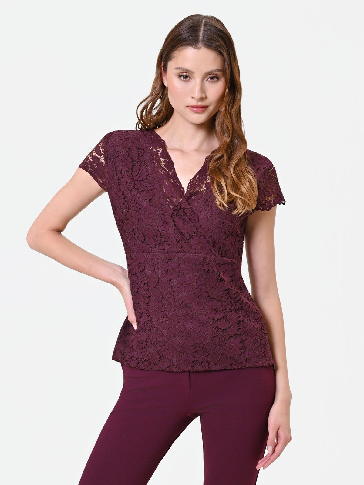 Top bordeaux in pizzo con scollo incrociato
