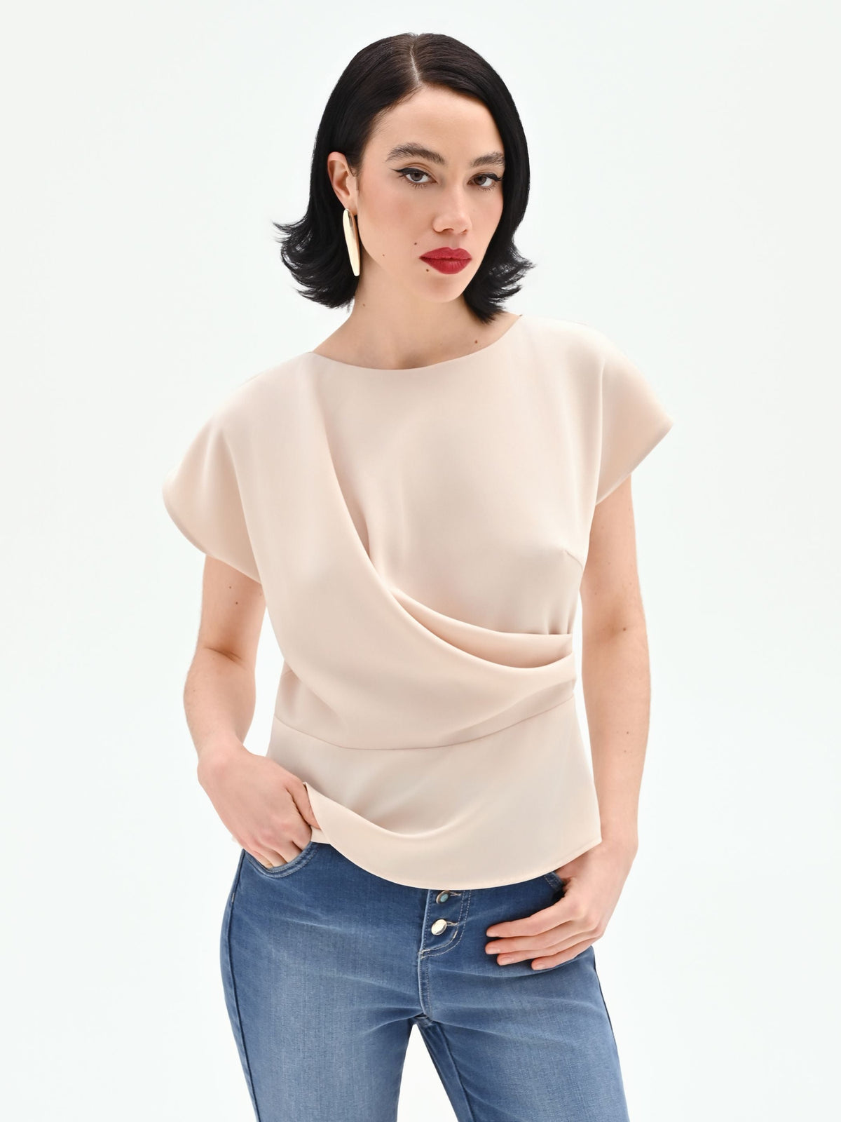 Blusa beige chiaro con drappeggio asimmetrico