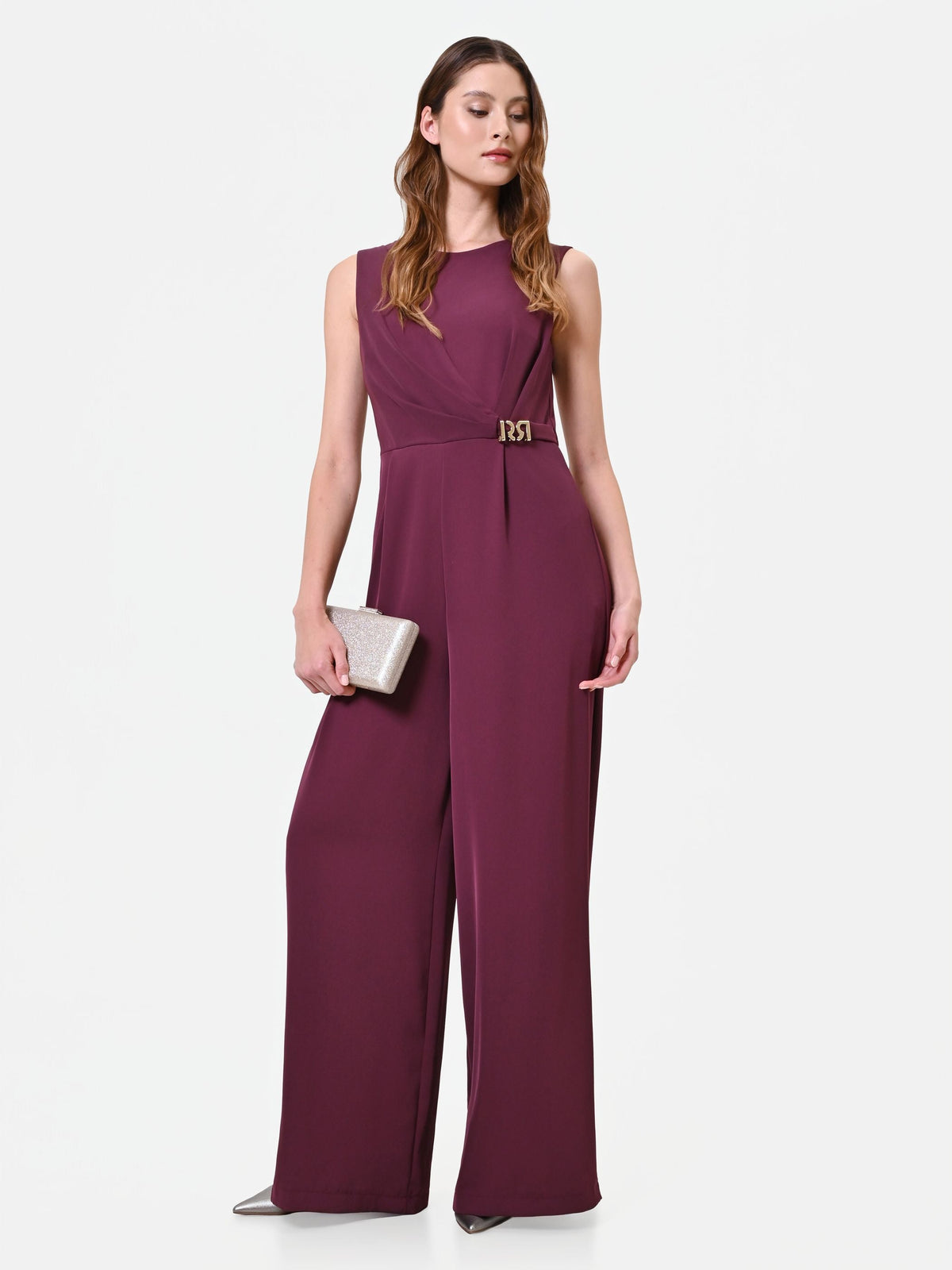 Tuta elegante bordeaux con drappeggio asimmetrico