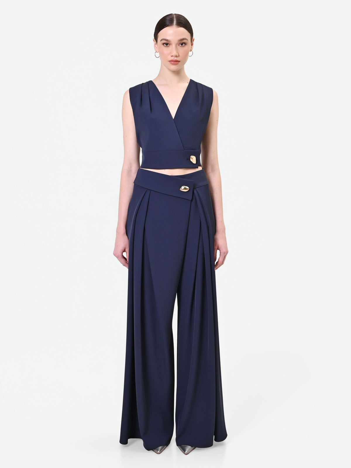Top blu navy con incrocio e bottone design