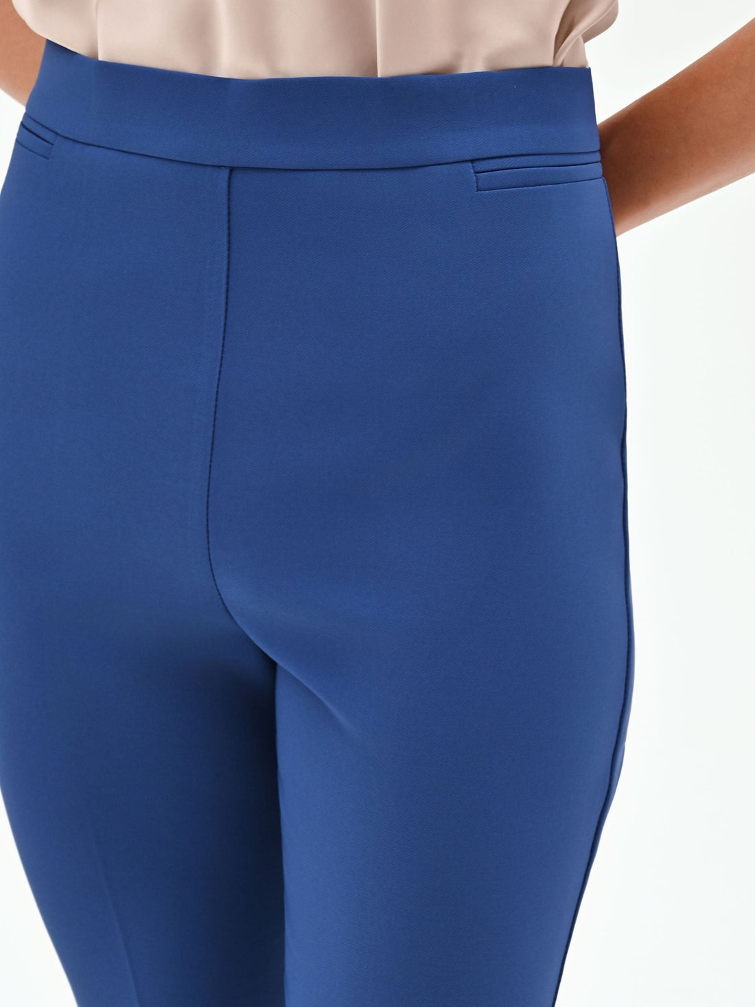 Pantalone a trombetta blu brillante