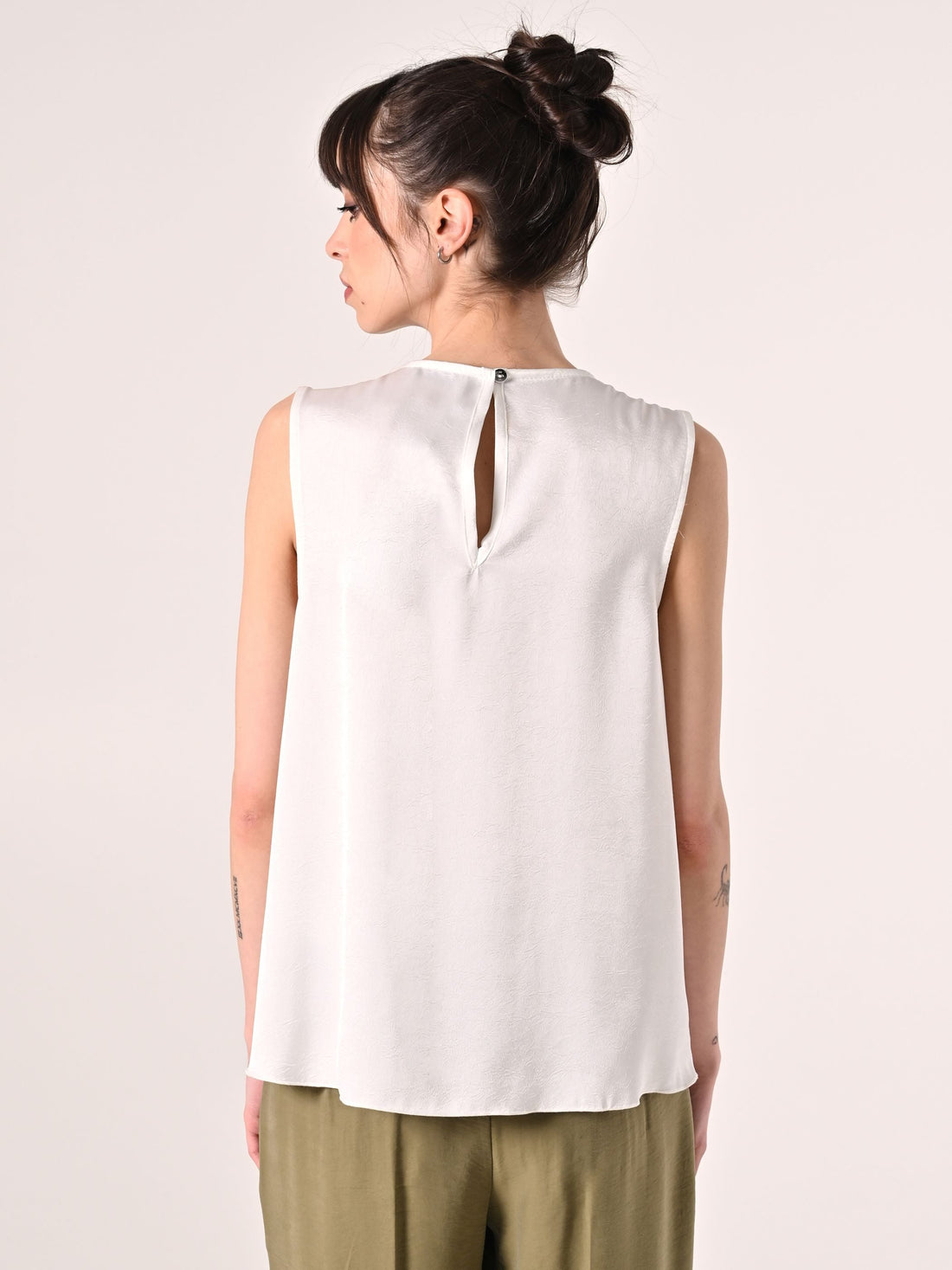 Top effetto Goffrato Bianco con Spilla