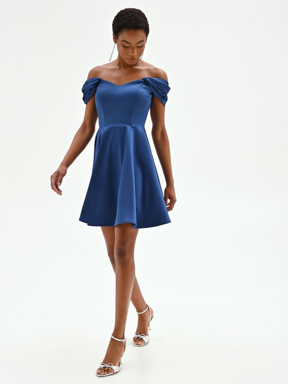 Abito corto blu brillante con scollo a cuore