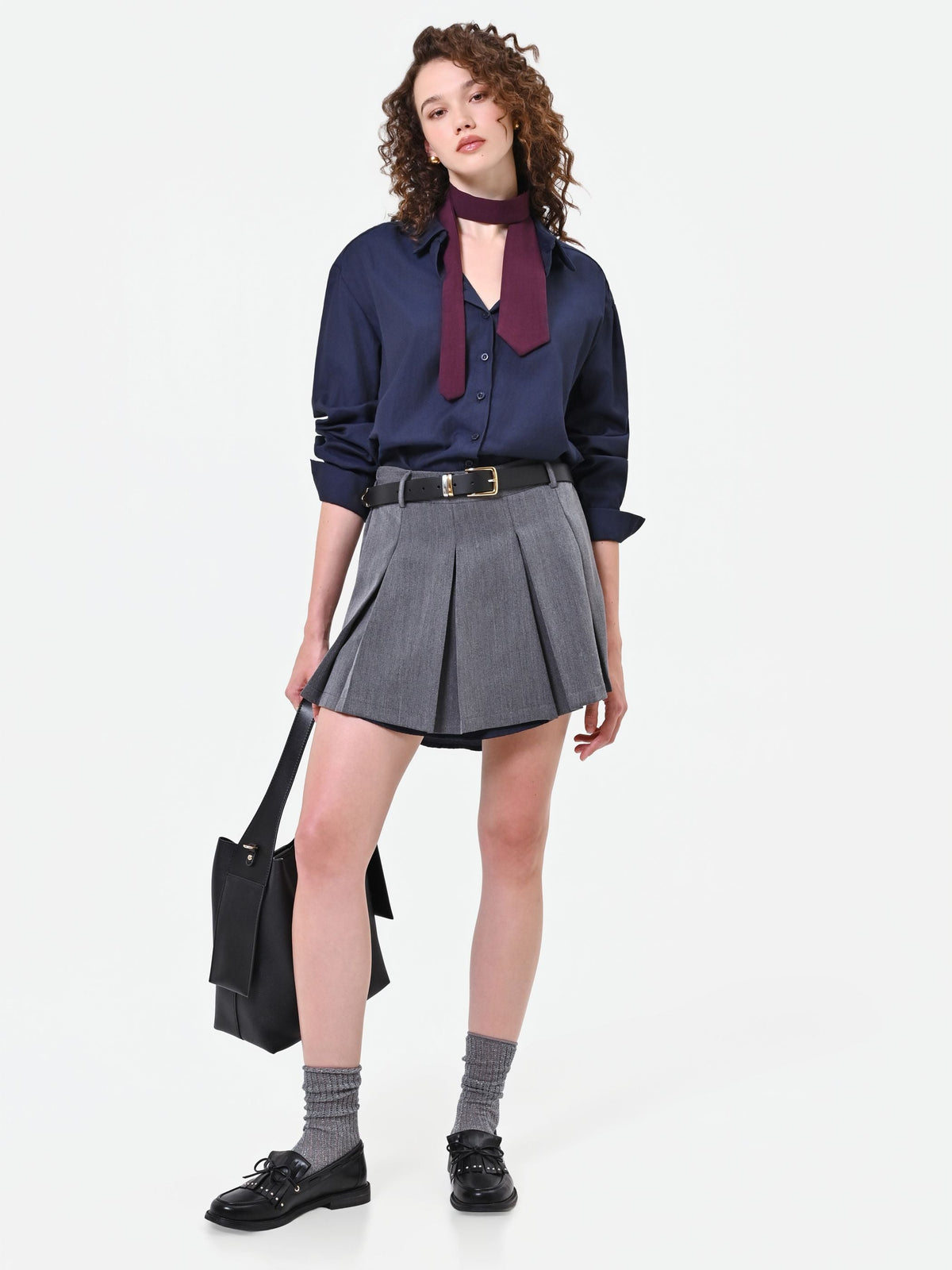 Abito grigio con camicia a contrasto