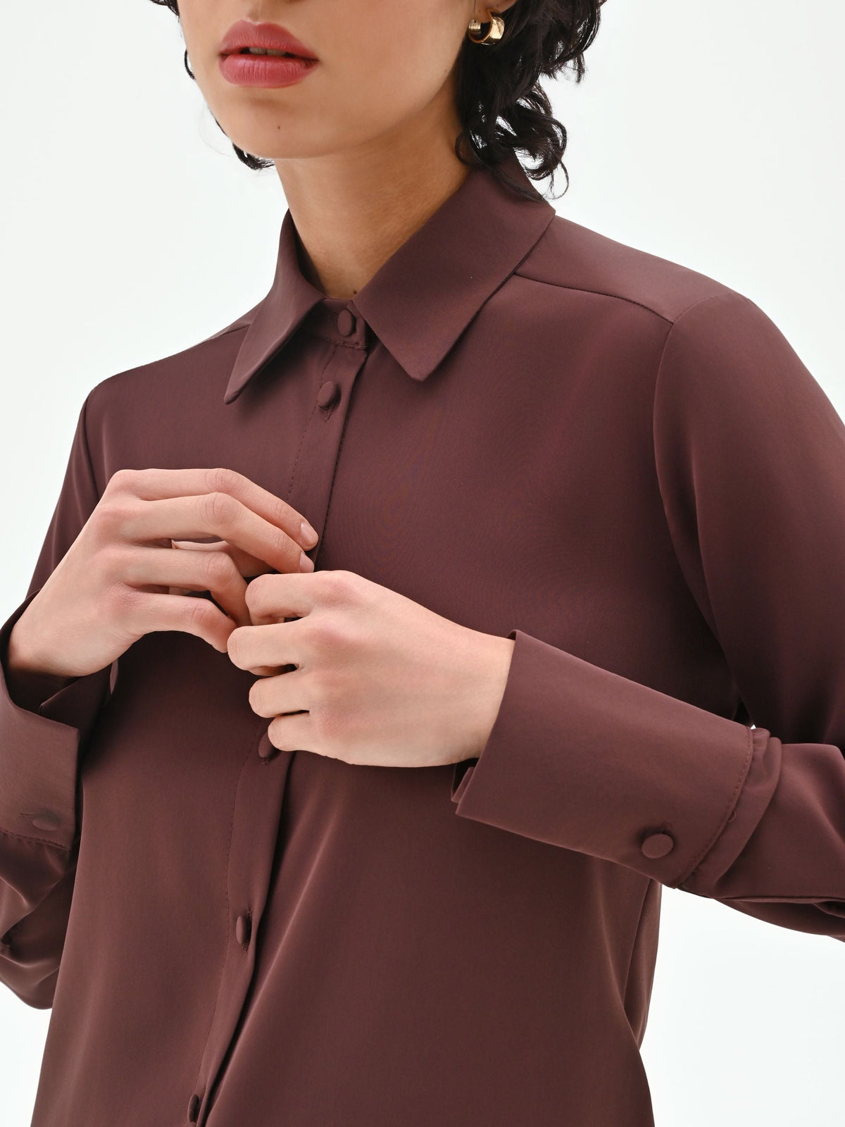 Camicia marrone con bottoncini ricoperti
