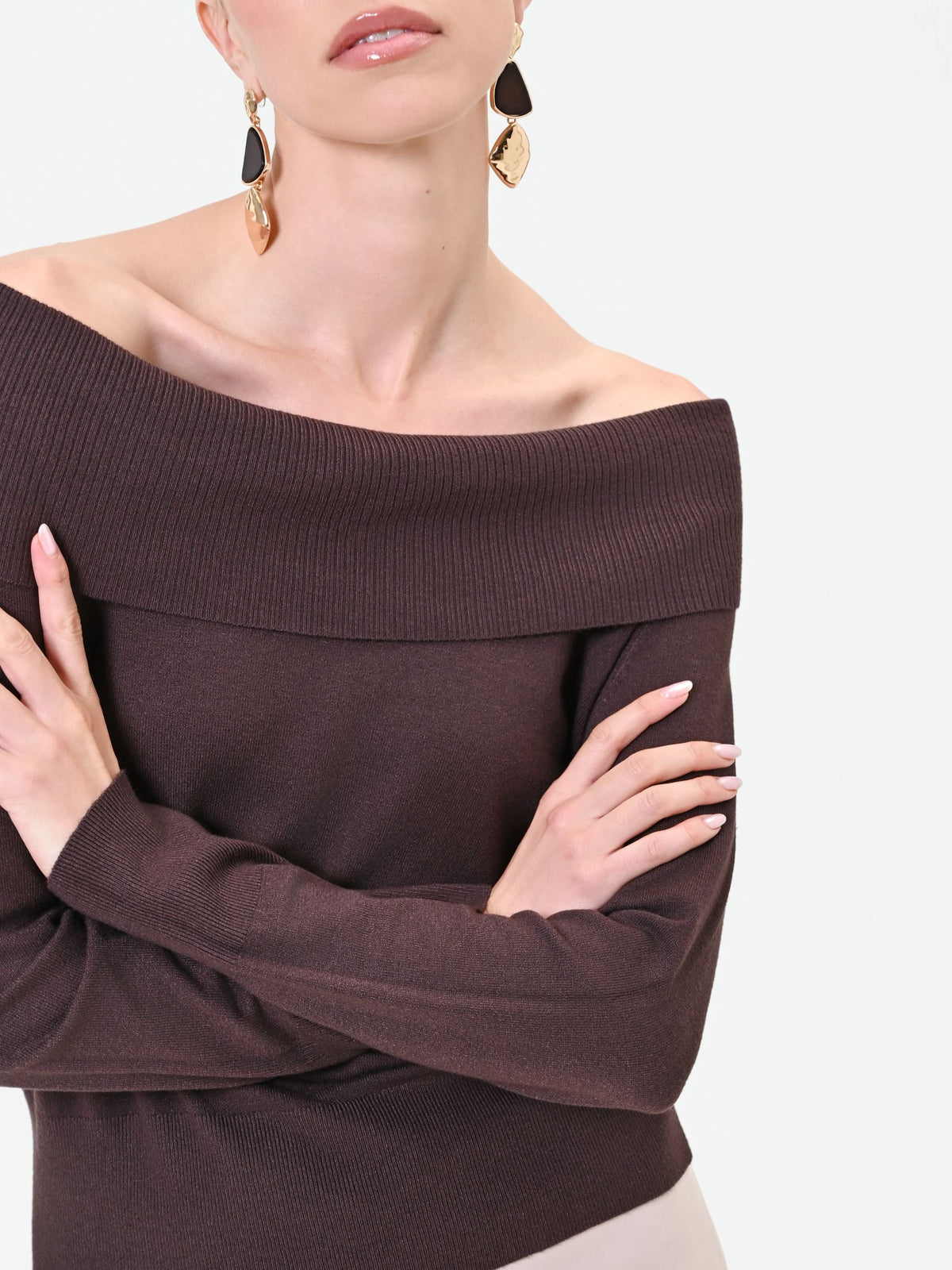 Maglia marrone con spalle scoperte