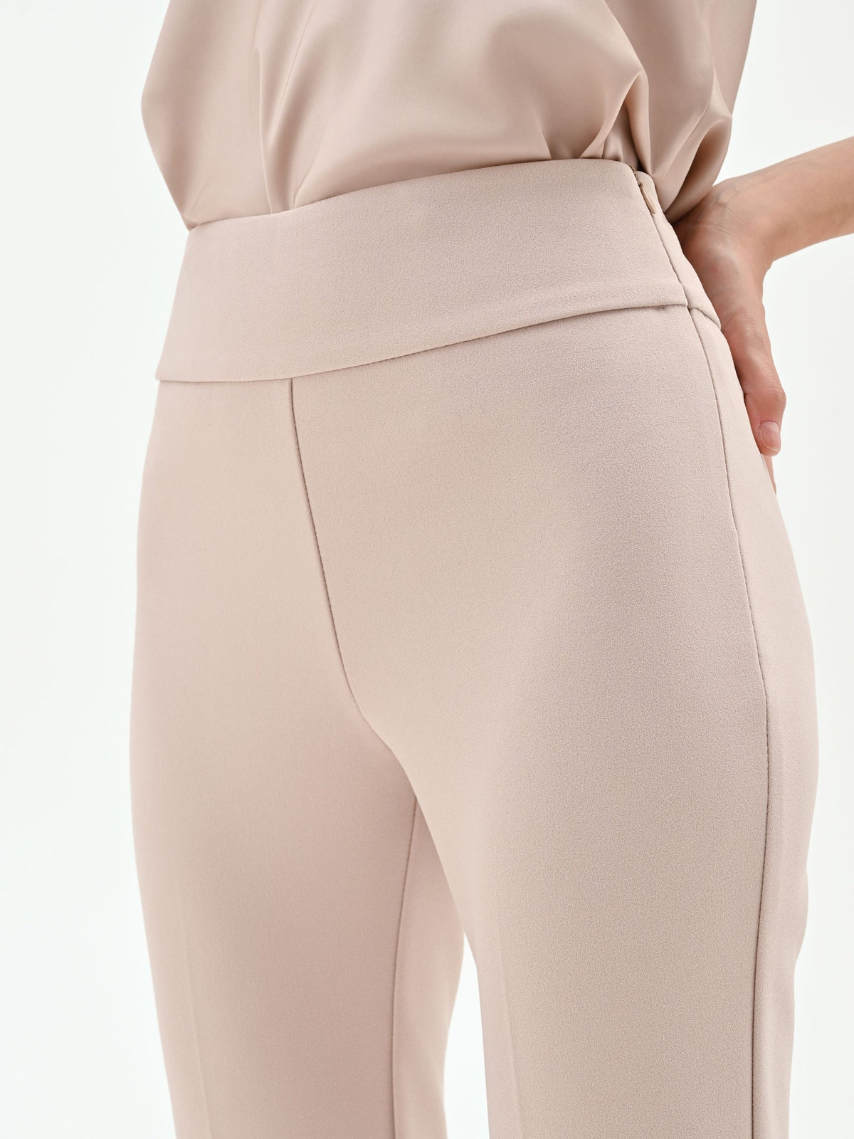 Pantalone a zampa tortora beige in scuba crèpe