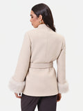 Cappotto corto beige con polsini effetto pelliccia