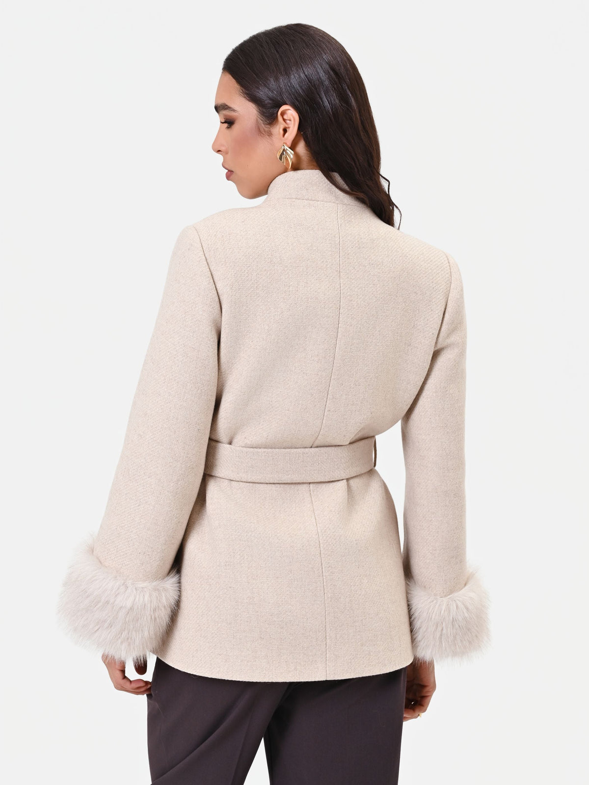 Cappotto corto beige con polsini effetto pelliccia
