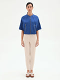Capospalla cropped blu brillante con zip dorate