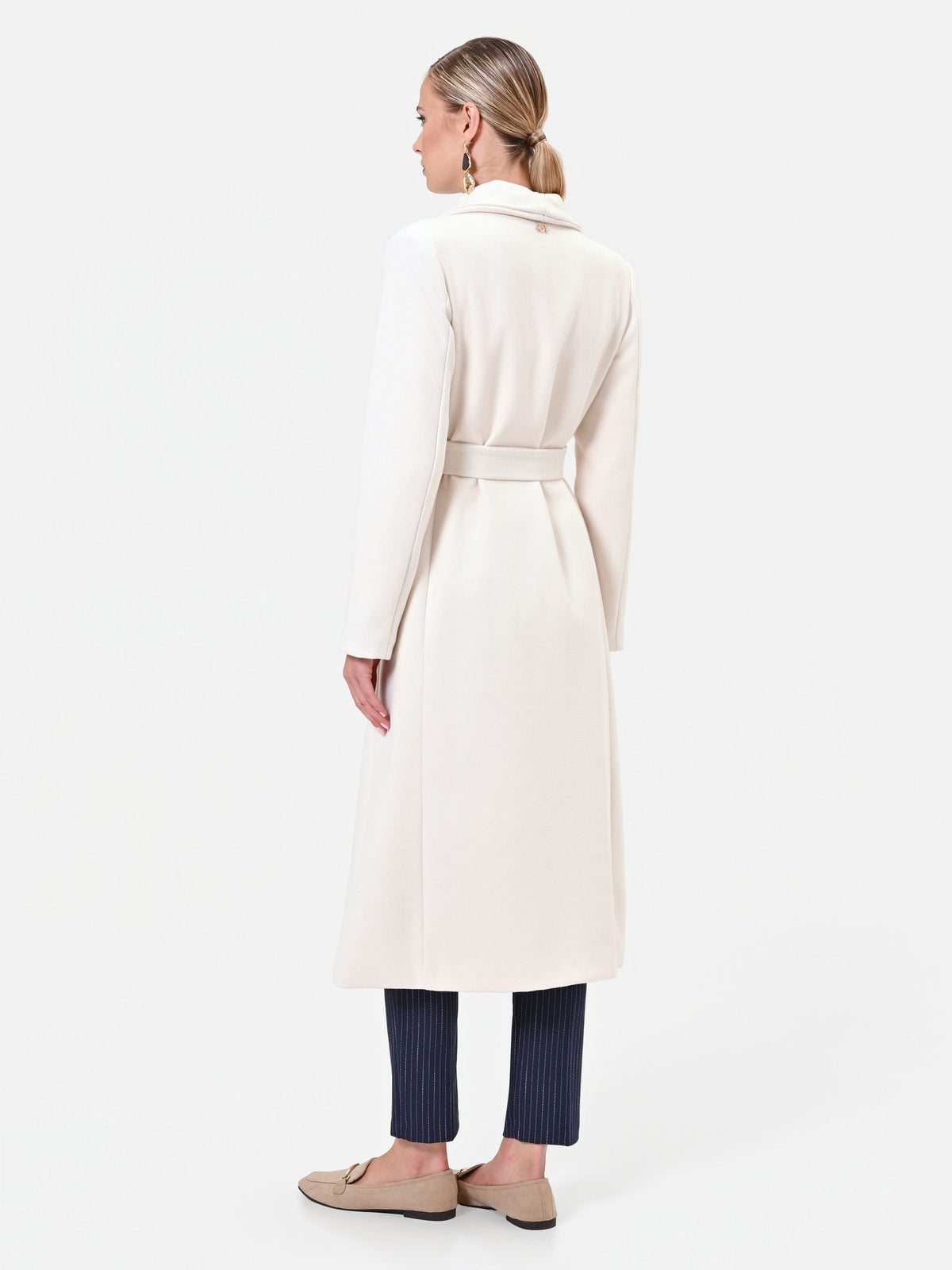 Cappotto bianco panna con collo a scialle e cintura in velour