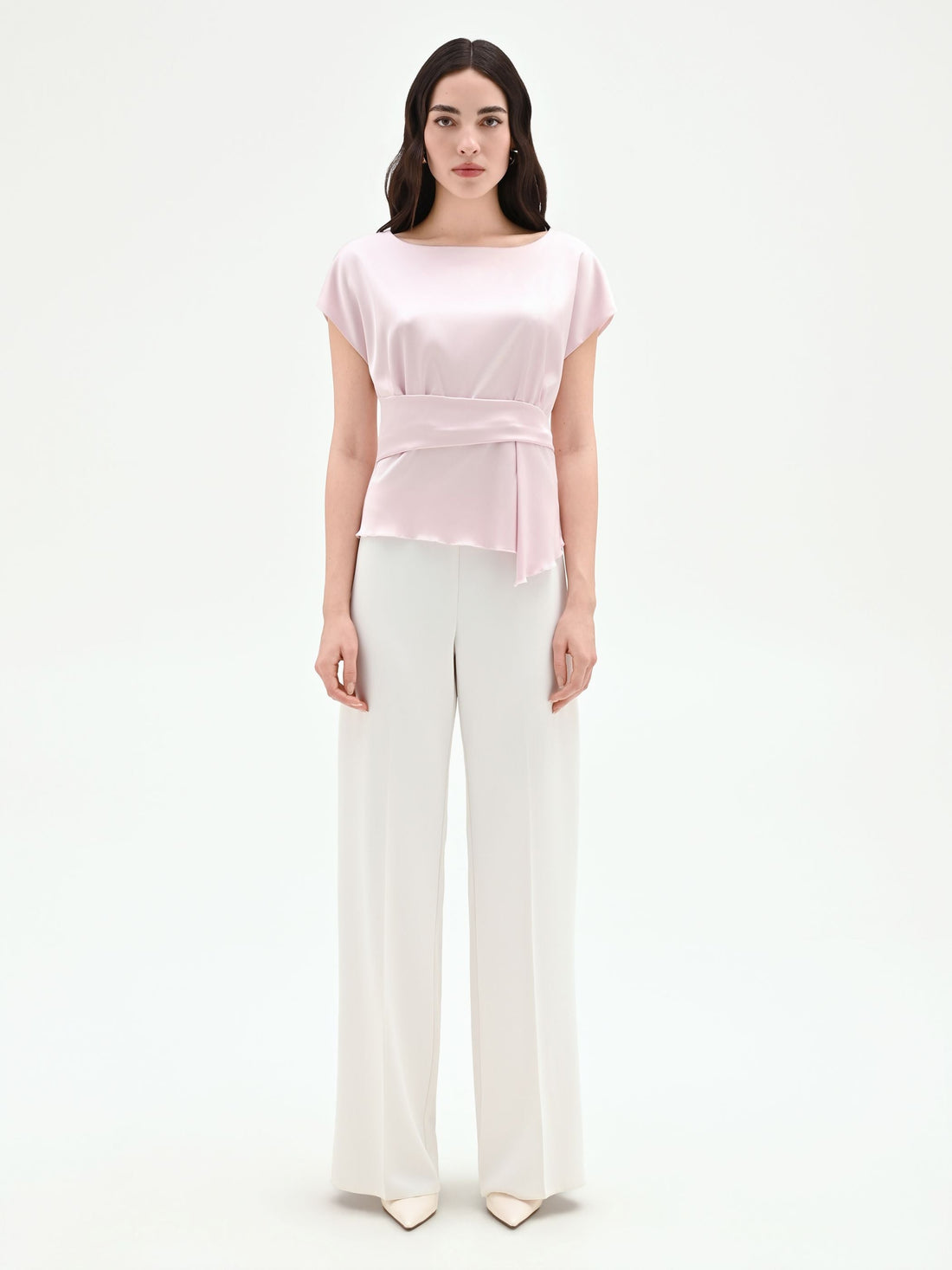 Blusa rosa pastello in raso con dettaglio asimmetrico