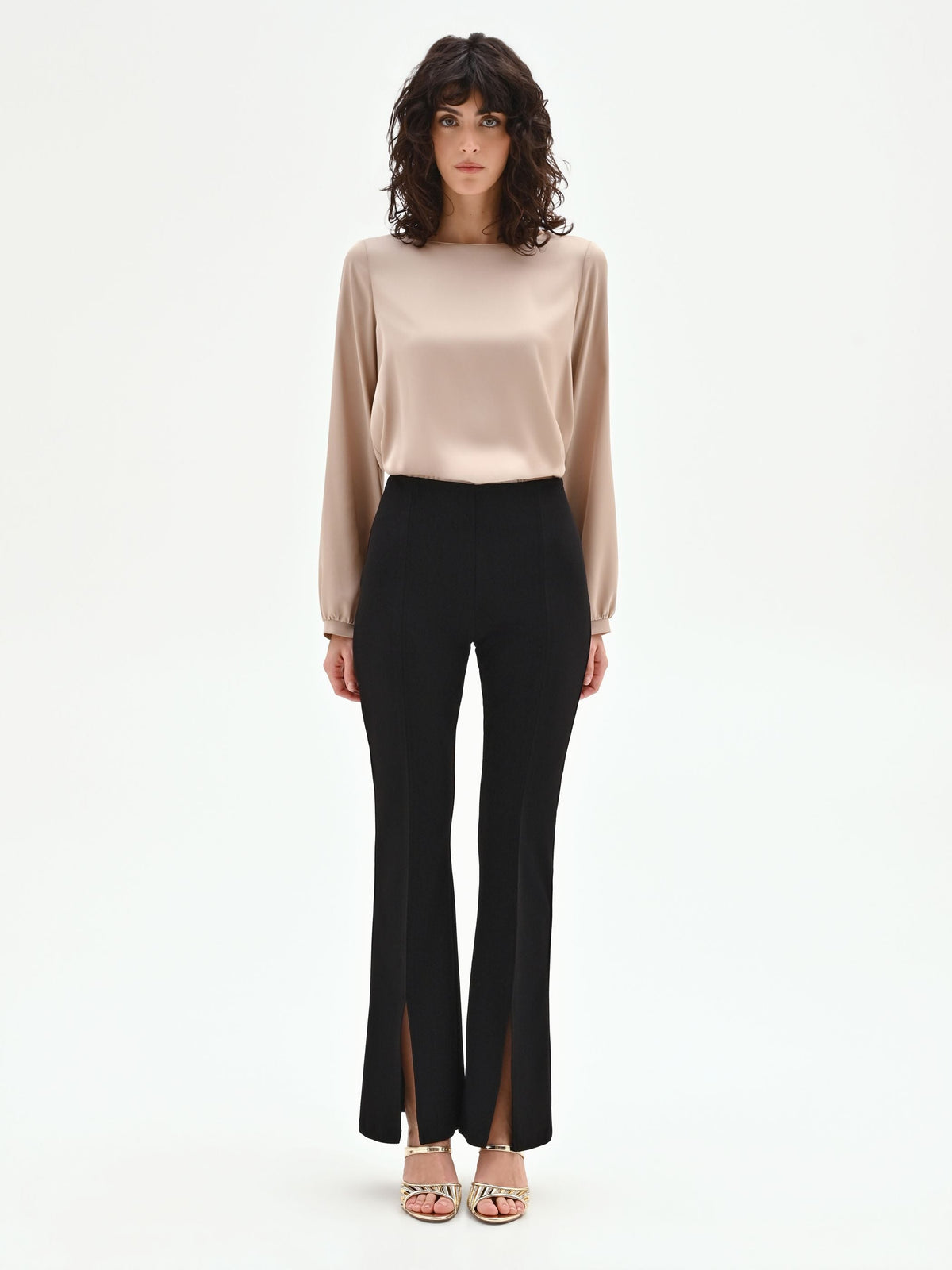 Pantalone nero flared con spacco frontale