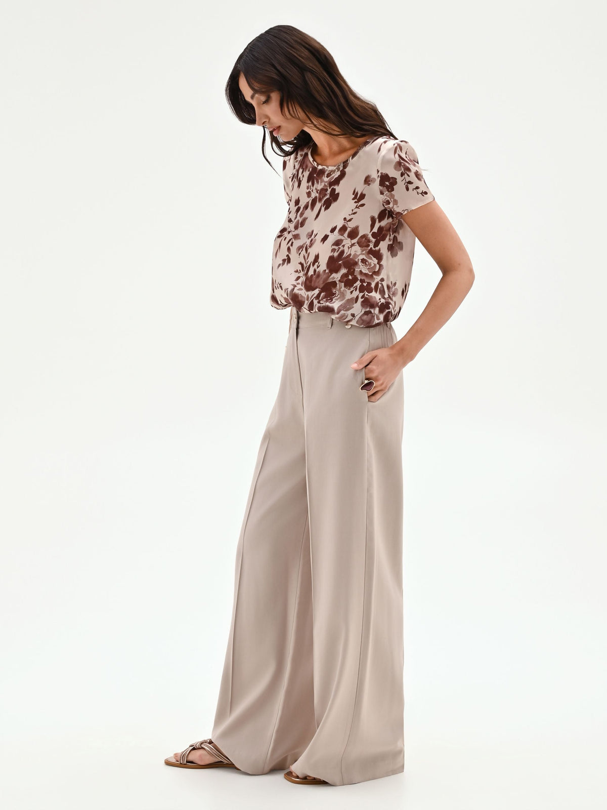 Pantalone a palazzo tortora beige con piega stirata
