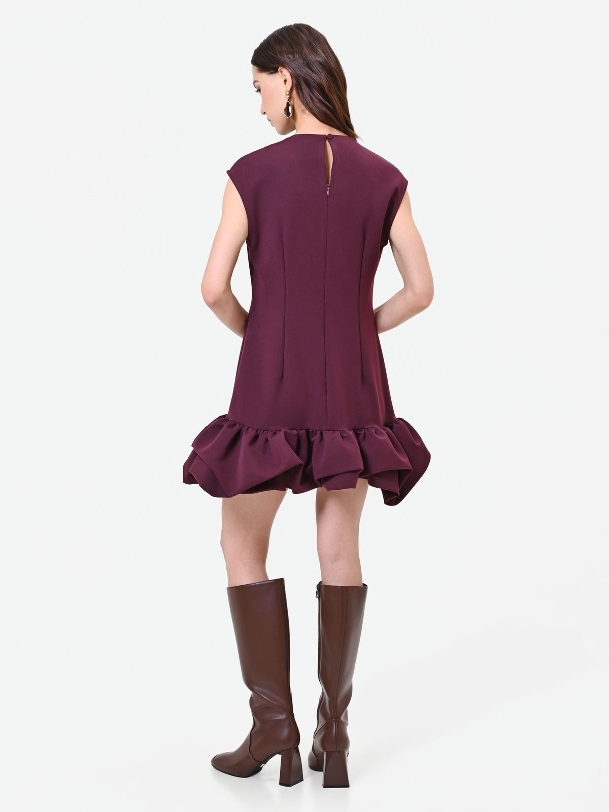 Abito bordeaux rosso con balza