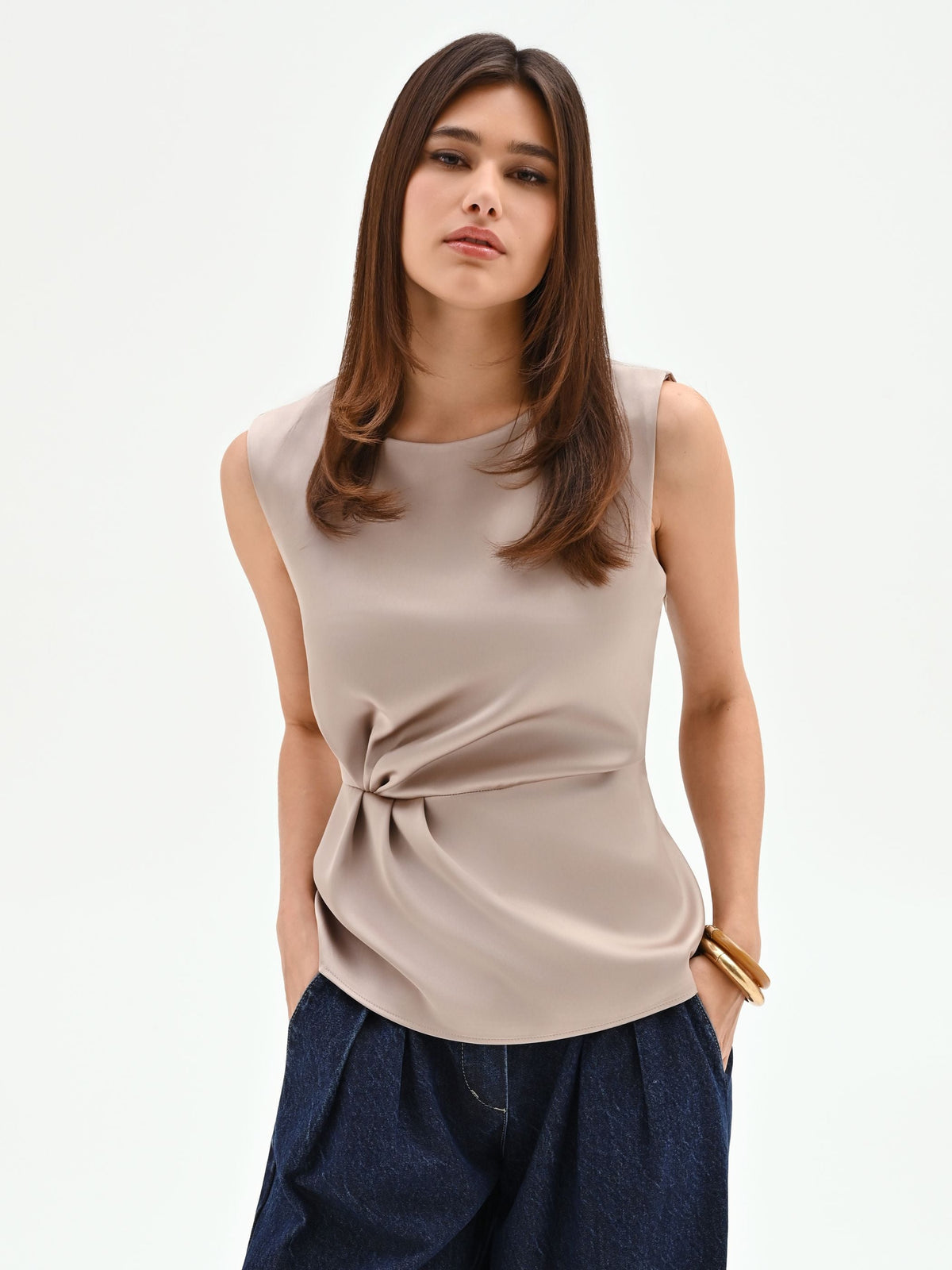 Blusa tortora beige in raso con drappeggio
