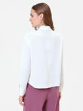 Camicia bianca con bottone gioiello