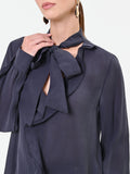 Blusa blu navy con collo a fiocco e volant