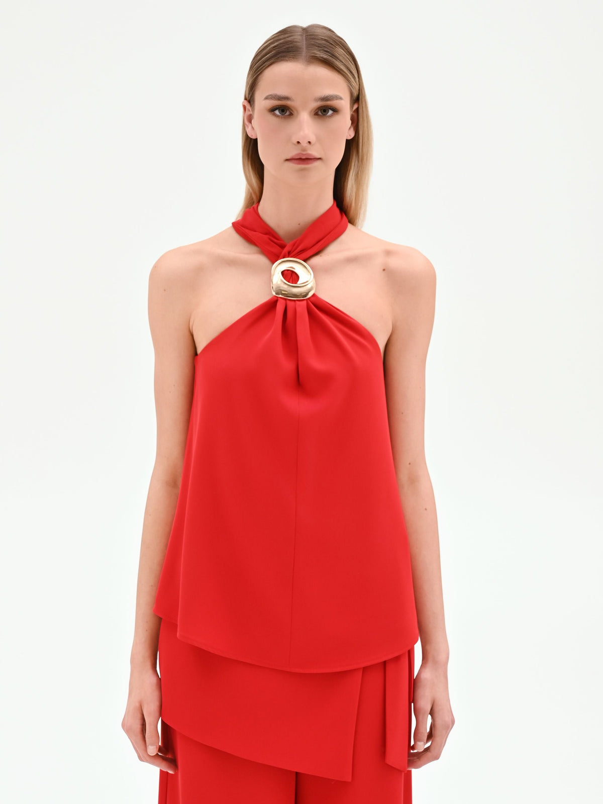 Top rosso con scollo all'americana e anello