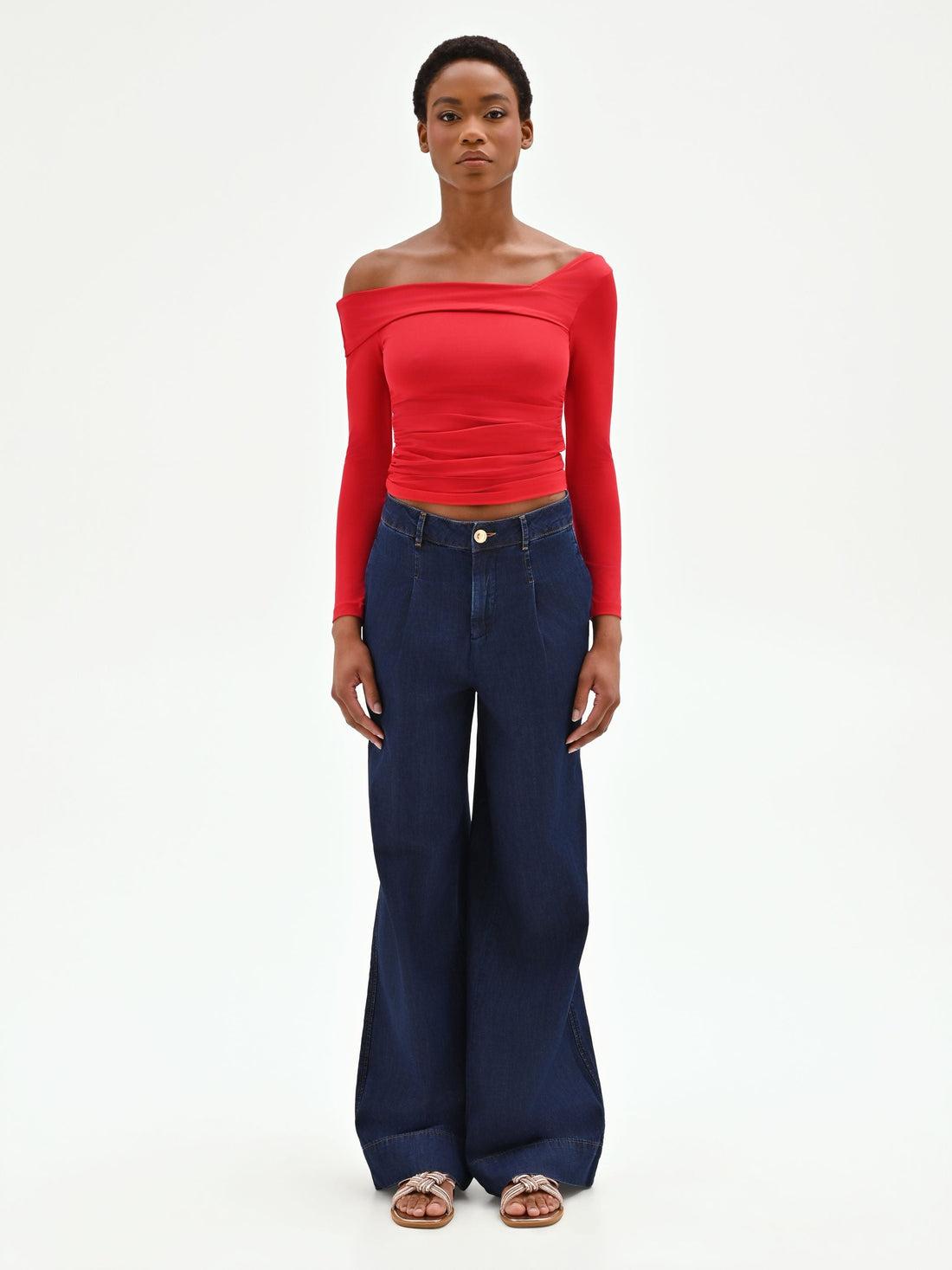 T-shirt rossa con scollo asimmetrico