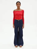 T-shirt rossa con scollo asimmetrico