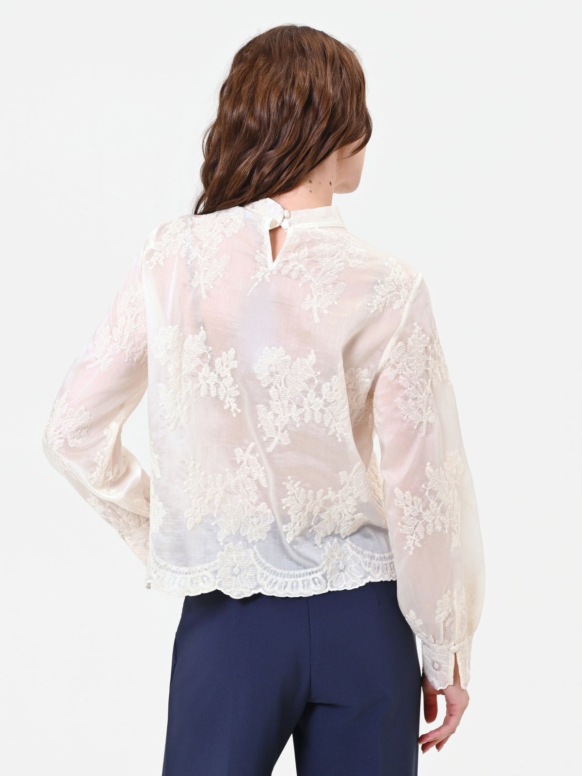 Blusa in pizzo panna con fiocco al collo
