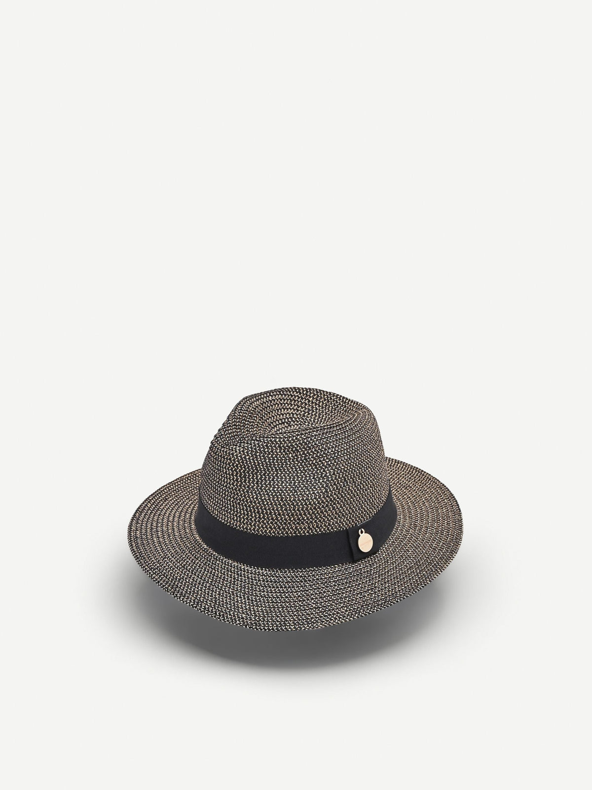 Cappello nero a tesa larga