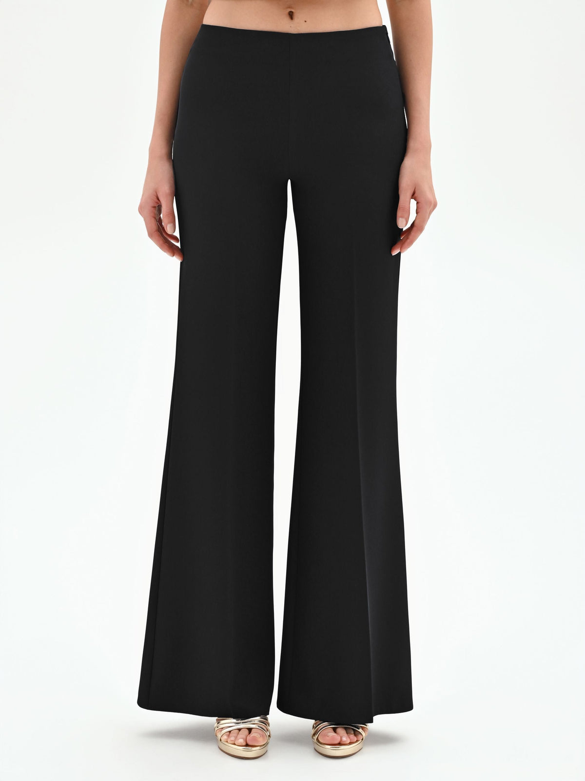 Pantalone a palazzo nero con piega stirata