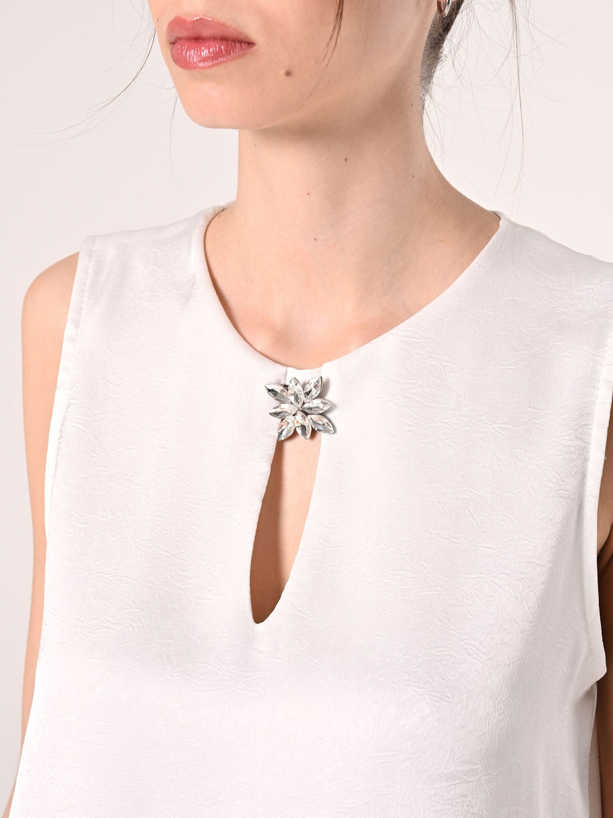 Top effetto Goffrato Bianco con Spilla
