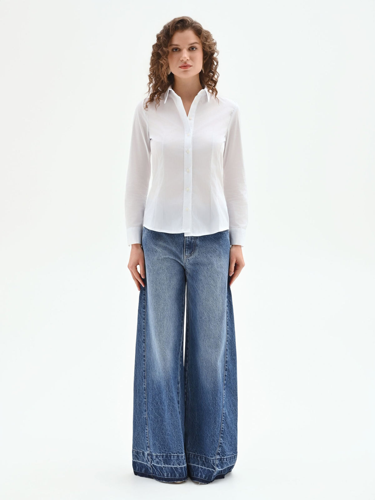 Camicia bianca sagomata in cotone