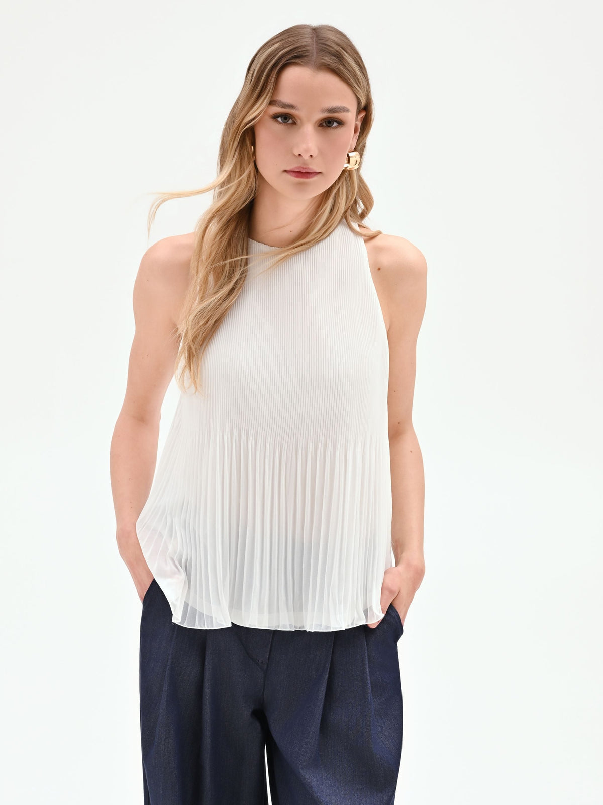 Top bianco plissettato con scollo all'americana