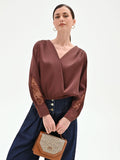 Blusa cioccolato in raso con inserti in pizzo
