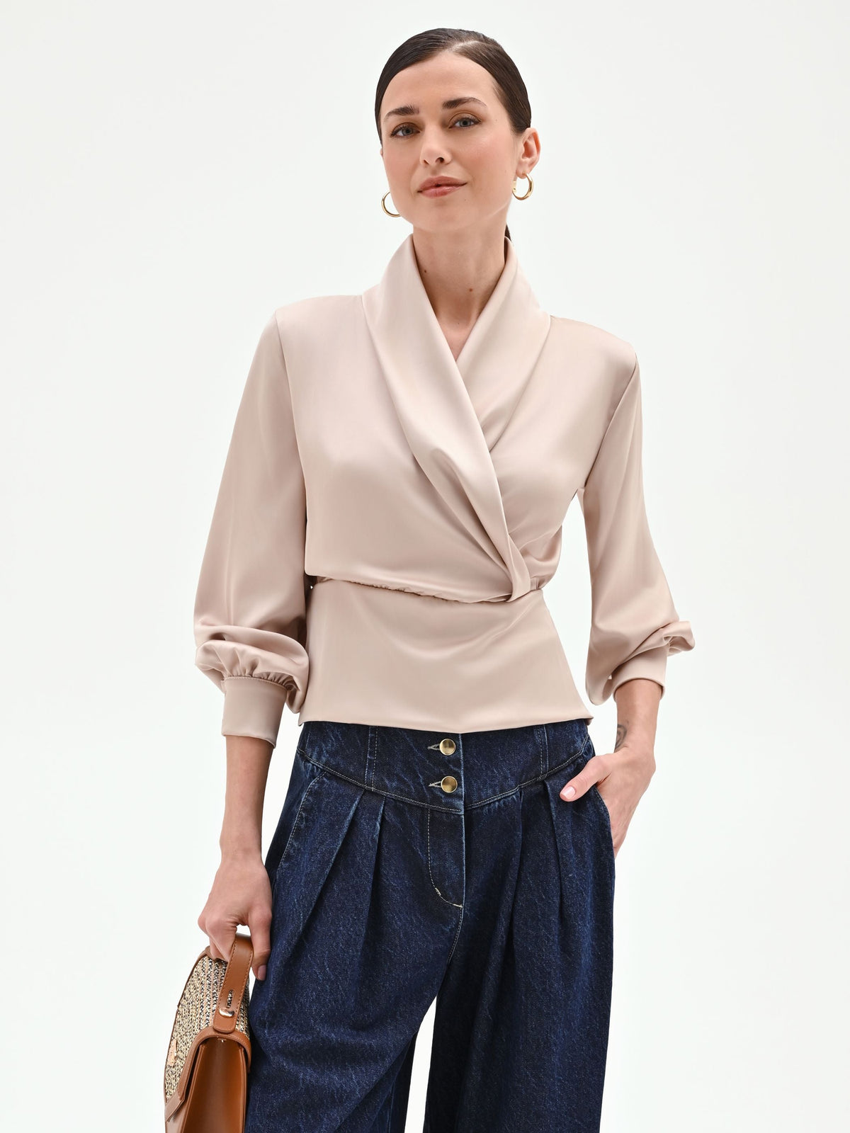 Blusa a portafoglio in raso tortora beige