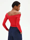 T-shirt rossa con scollo asimmetrico