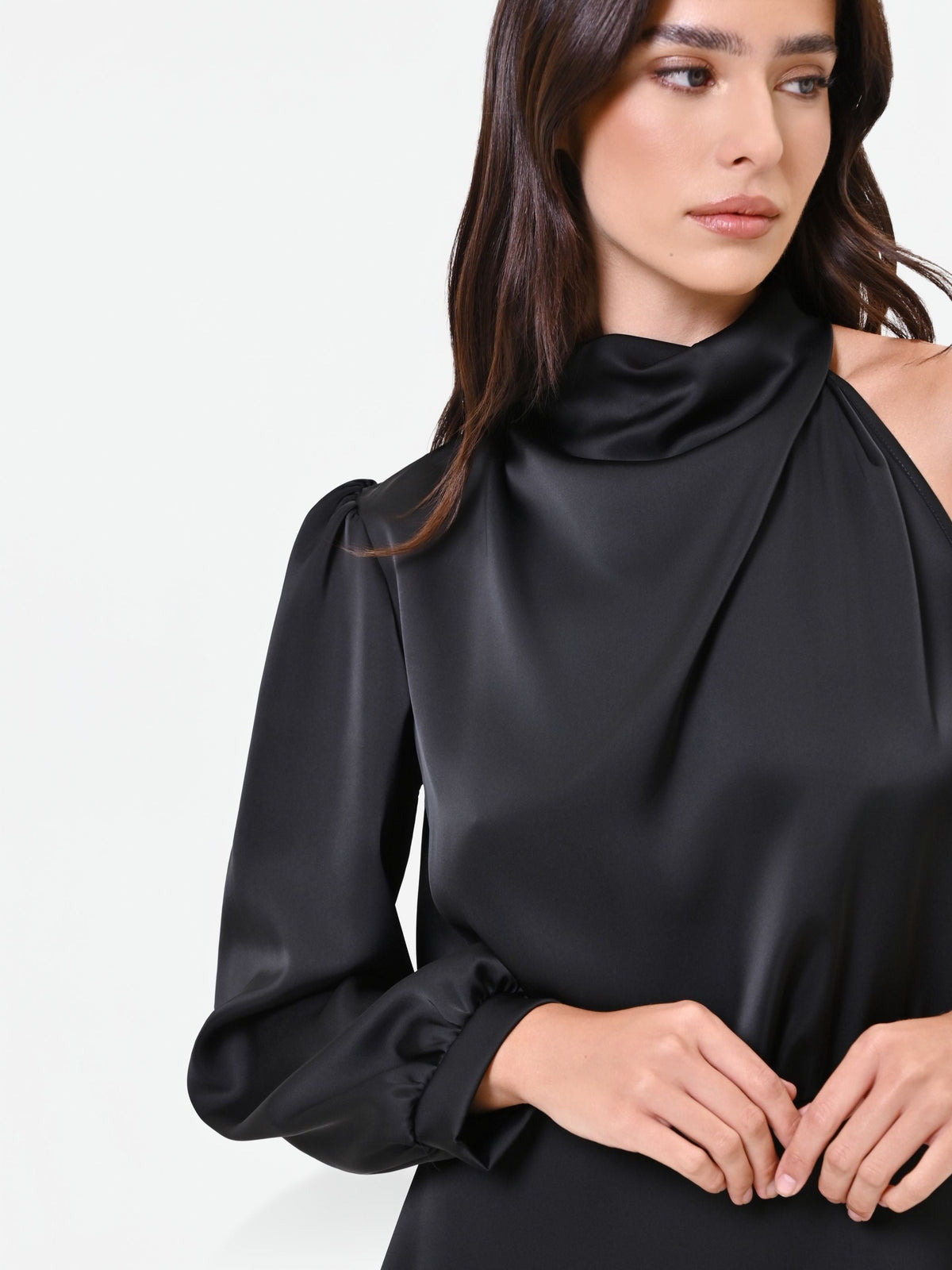Abito corto nero in raso con scollo drappeggiato
