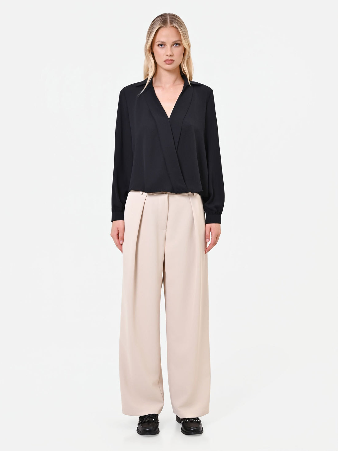 Blusa nera in raso con incrocio a portafoglio