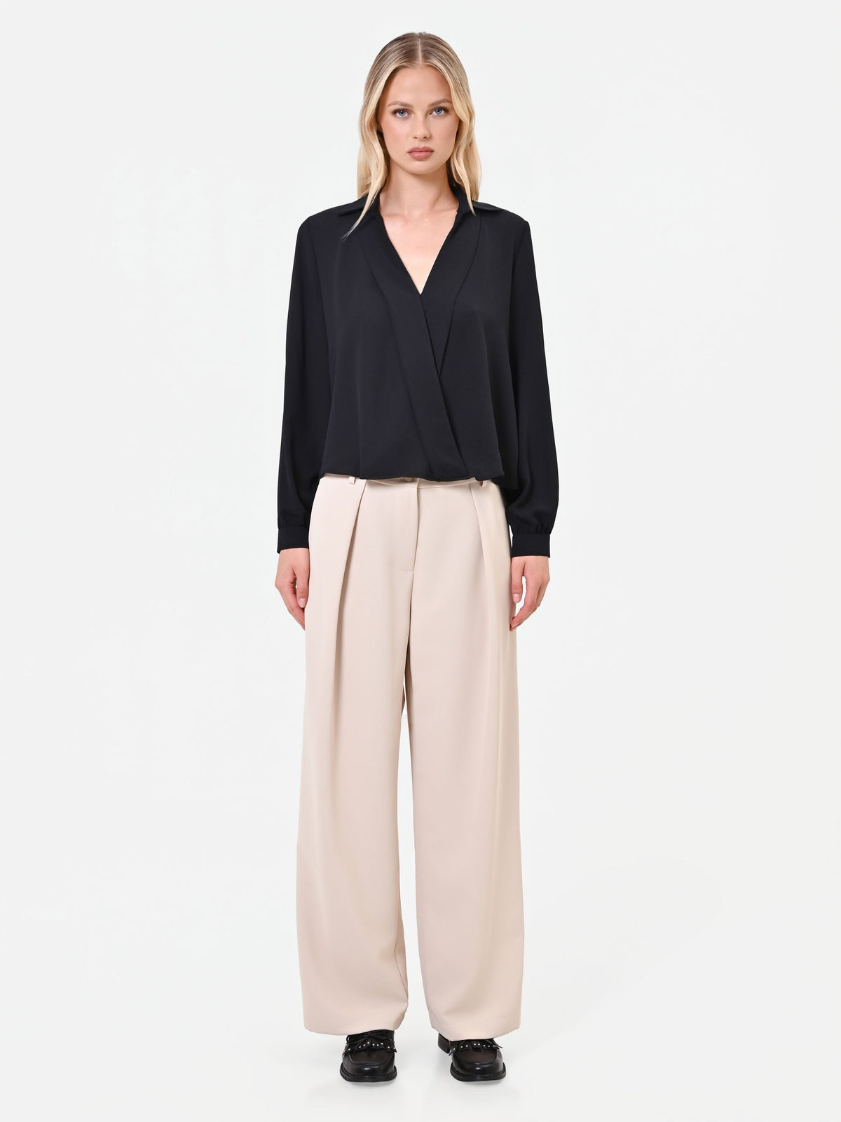 Blusa nera in raso con incrocio a portafoglio