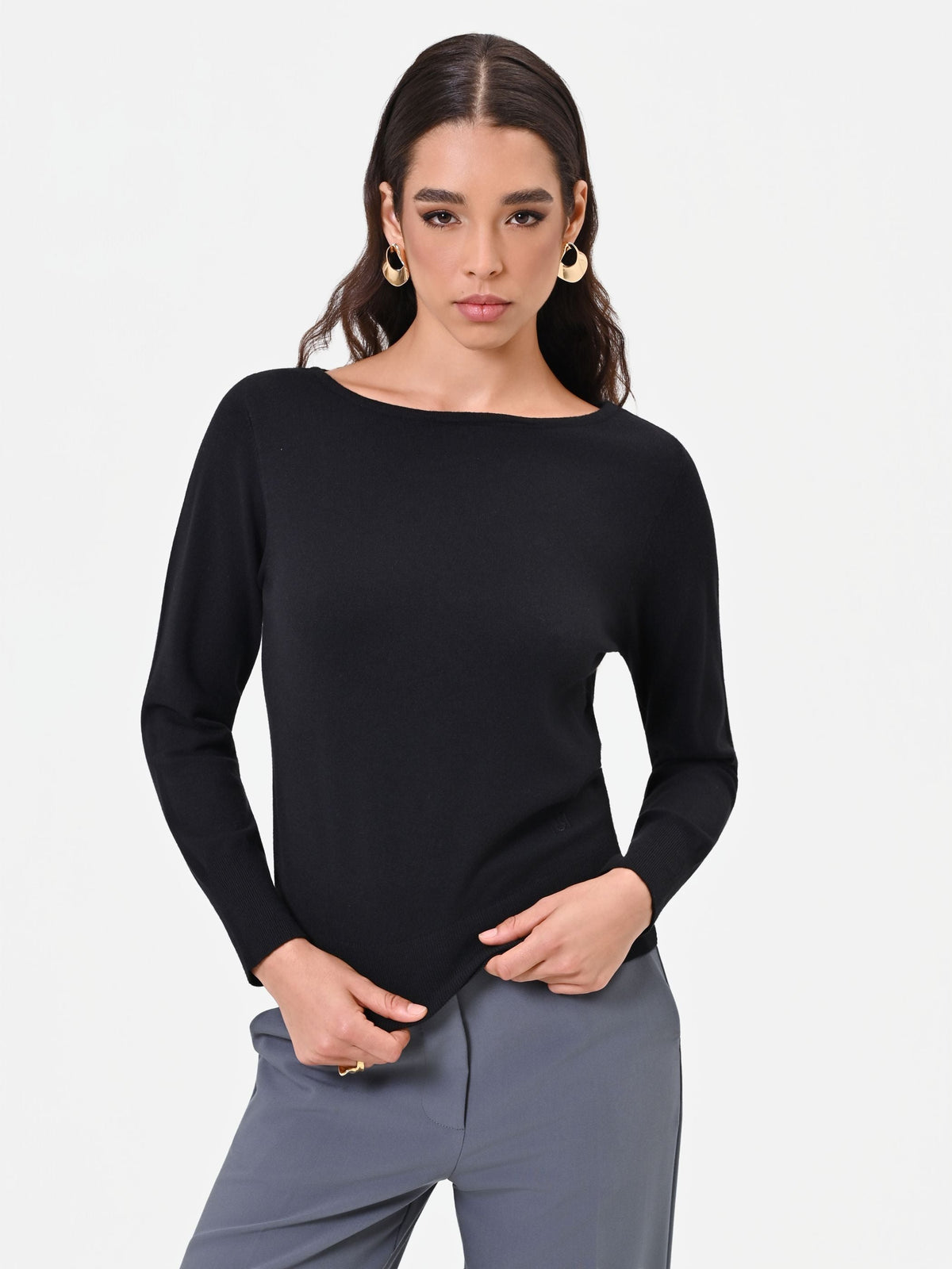 Maglia in viscosa nera con scollo a barchetta